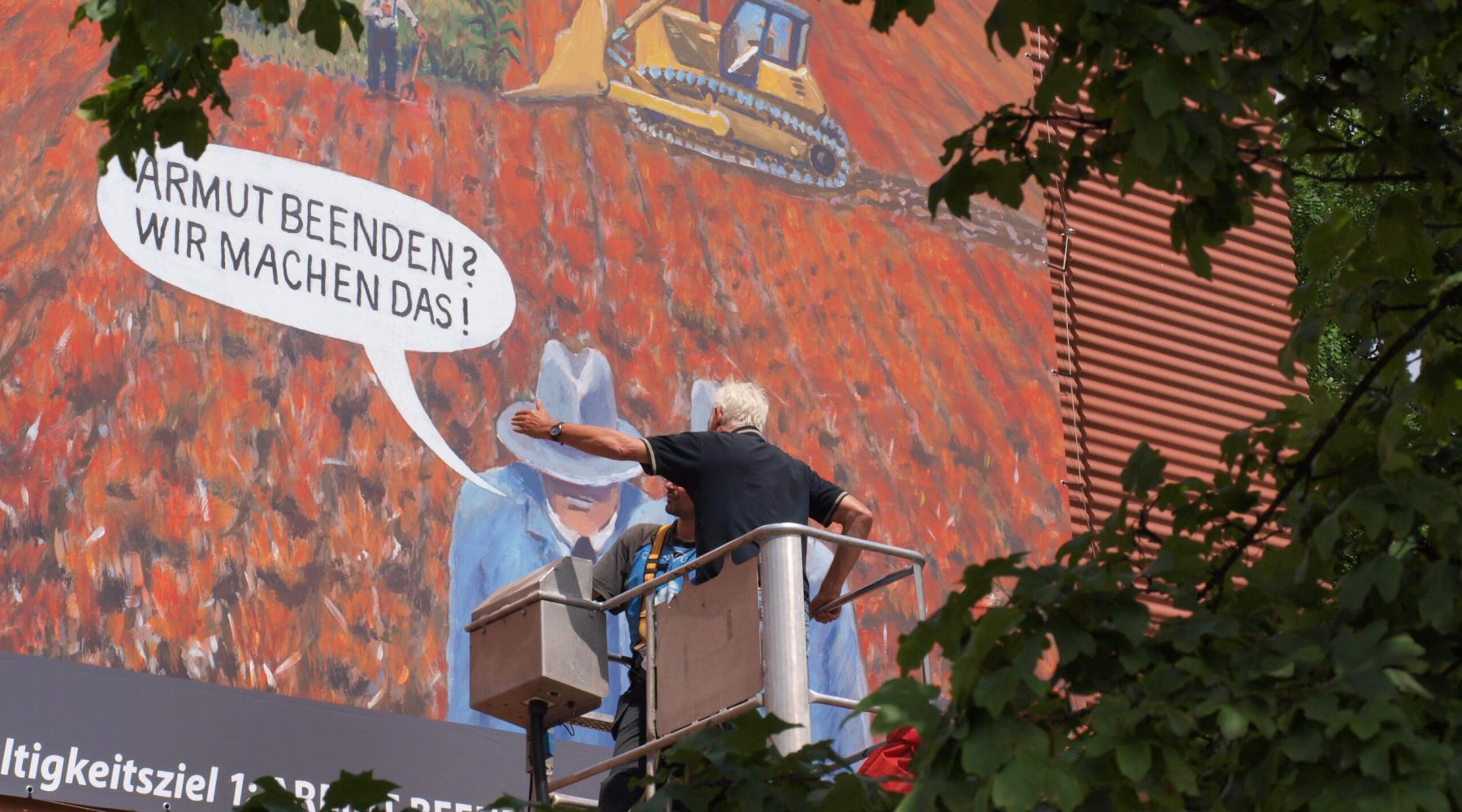 Der Künstler begutachtet das Wandbild