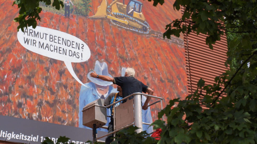 Der Künstler begutachtet das Wandbild